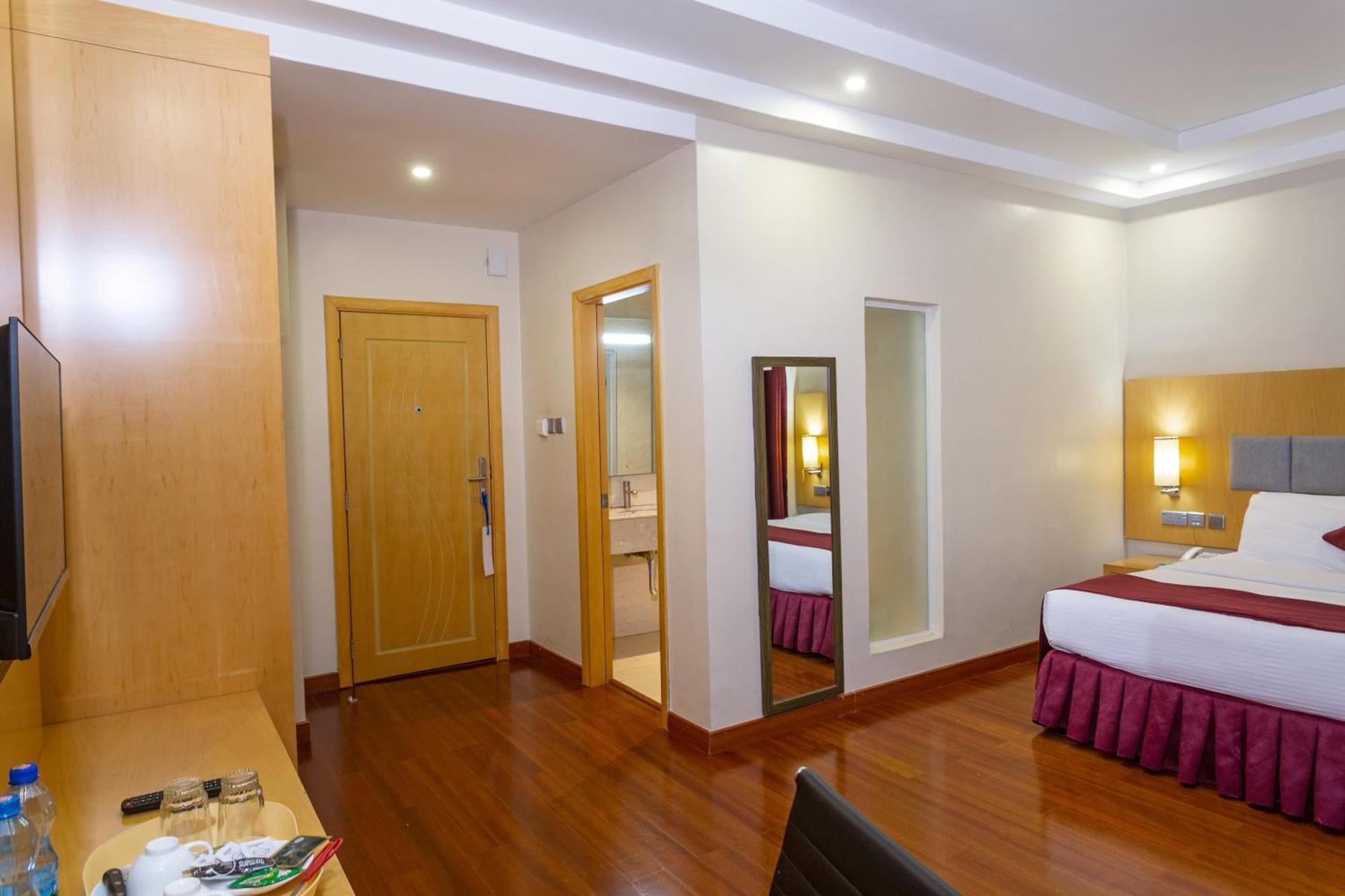 Three Steers Hotel Meru Exterior photo